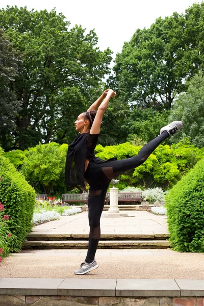 Una bailarina de jazz que realiza un movimiento de baile — Foto de Stock