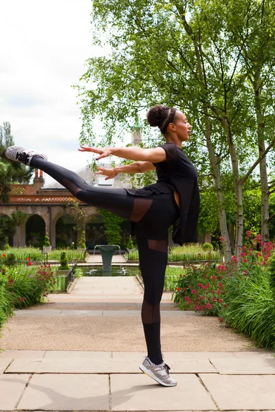 Una bailarina de jazz que realiza un movimiento de baile — Foto de Stock