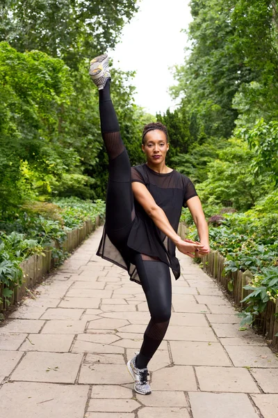 Una bailarina de jazz que realiza un movimiento de baile — Foto de Stock