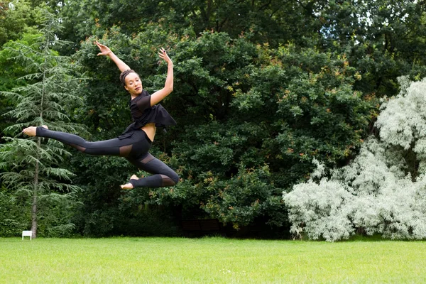 Una bailarina de jazz que realiza un movimiento de baile — Foto de Stock