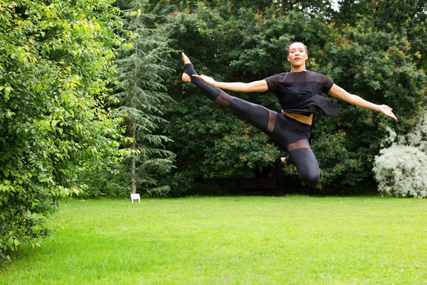 Eine Jazztänzerin führt einen Tanzschritt vor — Stockfoto