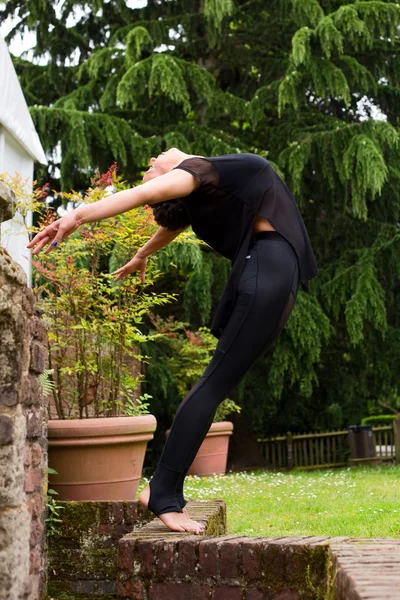 Una bailarina de jazz que realiza un movimiento de baile — Foto de Stock