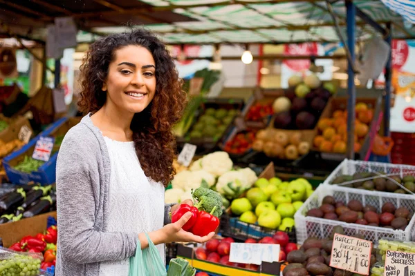 Mujer joven comprando comida en un mercado callejero —  Fotos de Stock