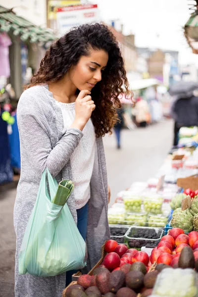 Young woman shopping for food at a street market — Stock Photo, Image