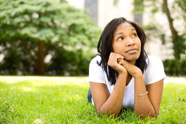 Young woman relaxing in the park — Stock Photo, Image