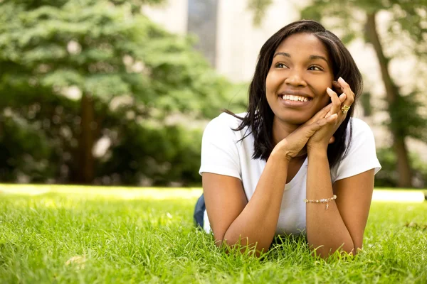 Mujer joven relajándose en el parque — Foto de Stock