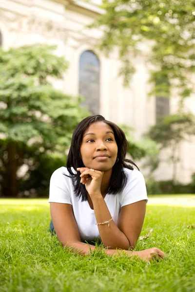 Jeune femme relaxante dans le parc — Photo