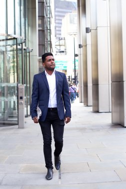 İş adam ofise giderken