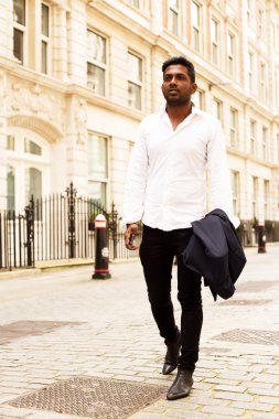 Casual adam onun takım elbise ceket holding