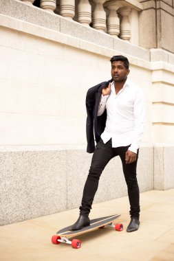 Hint iş adamı bir kaykay ile