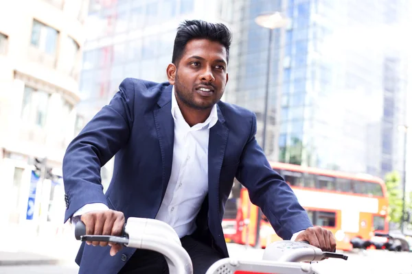 インド人の男性が自転車で通勤 — ストック写真