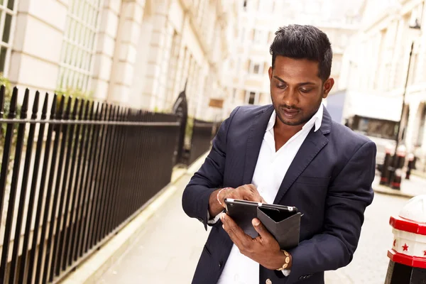 Indiase zakenman met zijn tablet — Stockfoto