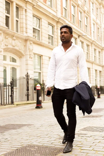 通りを歩いて若いインド人男性 — ストック写真