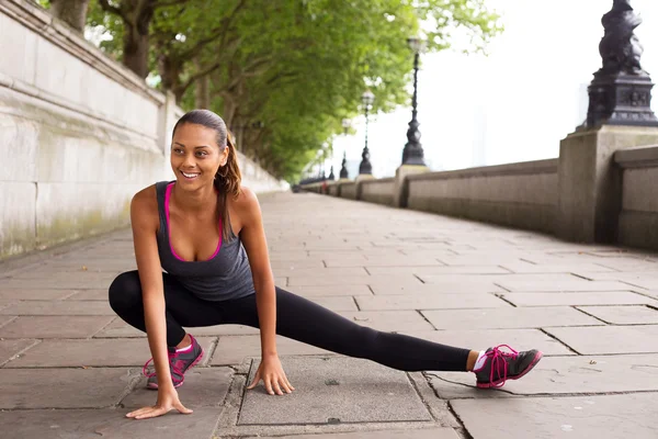 Fitness kvinna utövar i london — Stockfoto