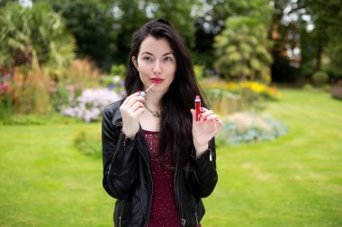 Parktaki Genç Kadın