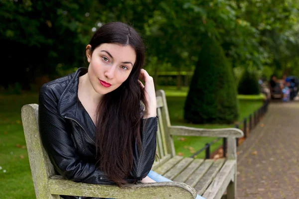 Jonge vrouw in het park — Stockfoto