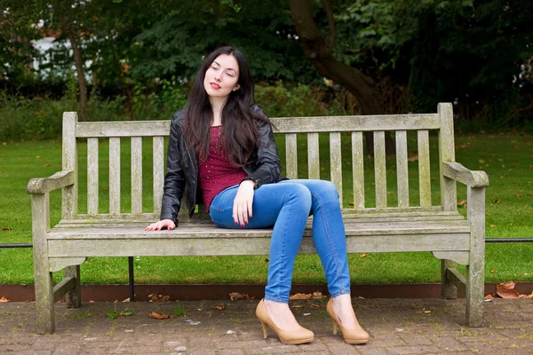 Jonge vrouw in het park — Stockfoto