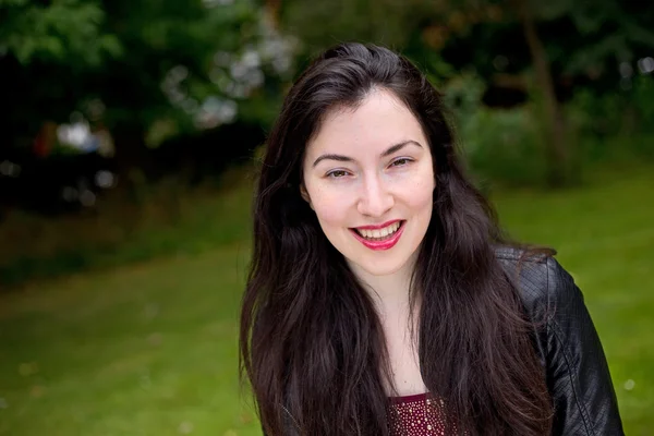 Jonge vrouw in het park — Stockfoto