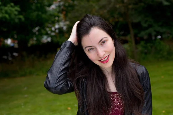 Young woman in the park — Stock Photo, Image