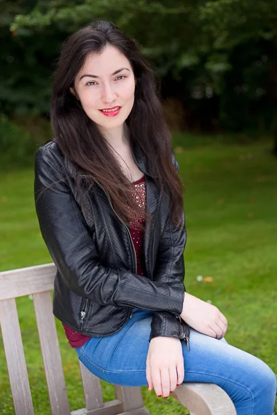 Young woman in the park — Stock Photo, Image