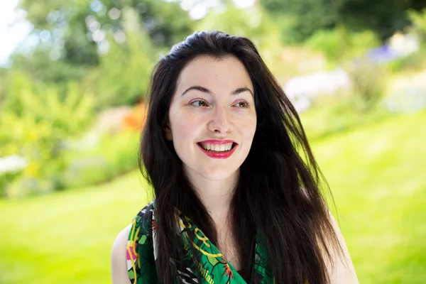 Young woman in the park — Stock Photo, Image