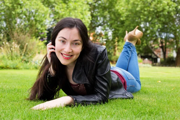 Junge Frau im Park — Stockfoto