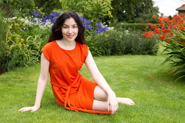 Jonge vrouw in het park — Stockfoto