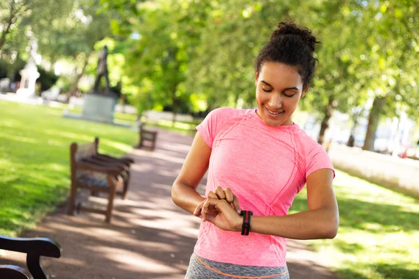 Genç bir kadın fitness onun günün tadını — Stok fotoğraf