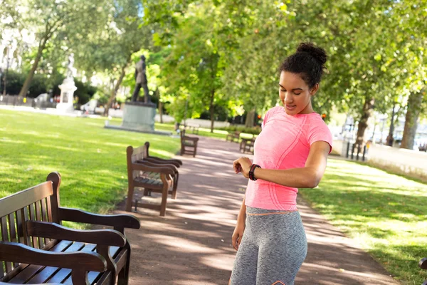 Mladá žena se těší její den fitness — Stock fotografie