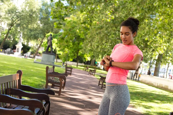 Genç bir kadın fitness onun günün tadını — Stok fotoğraf