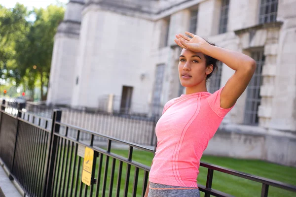 Eine junge Frau genießt ihren Fitnesstag — Stockfoto