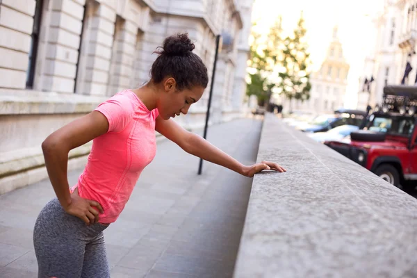 Młoda kobieta, ciesząc się jej dzień fitness — Zdjęcie stockowe