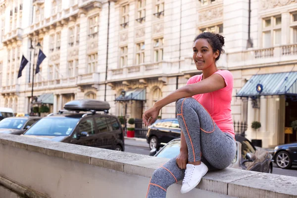 Uma jovem mulher desfrutando de seu dia de fitness — Fotografia de Stock