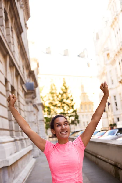 Młoda kobieta, ciesząc się jej dzień fitness — Zdjęcie stockowe