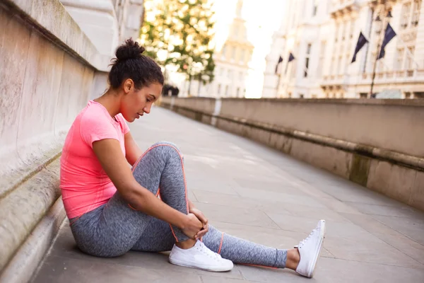 Młoda kobieta, ciesząc się jej dzień fitness — Zdjęcie stockowe