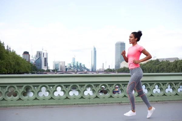 Uma jovem mulher desfrutando de seu dia de fitness — Fotografia de Stock