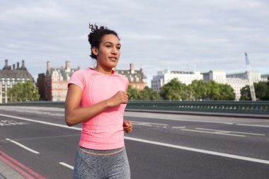 genç bir kadın fitness onun günün tadını