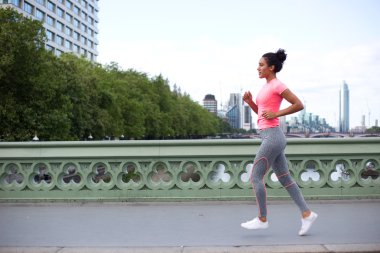 genç bir kadın fitness onun günün tadını