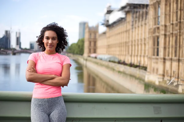 Uma jovem mulher desfrutando de seu dia de fitness — Fotografia de Stock