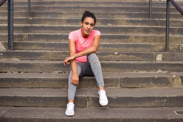 Uma jovem mulher desfrutando de seu dia de fitness — Fotografia de Stock