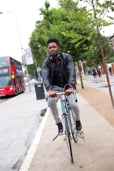 En yoiung man med sin cykel — Stockfoto