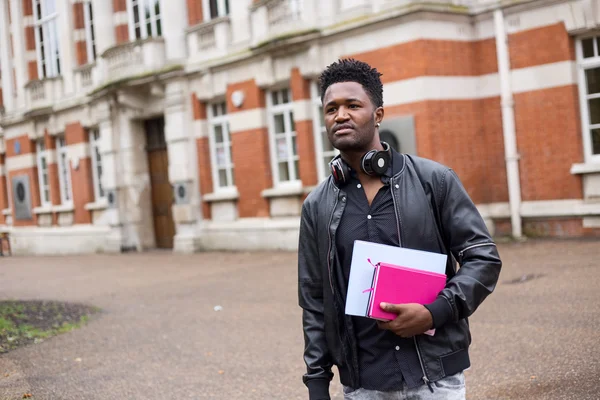 Jeune homme avec ses manuels scolaires — Photo