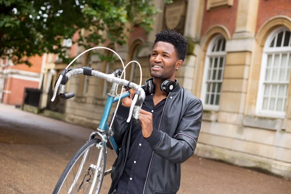 Молодий чоловік зі своїм велосипедом — стокове фото