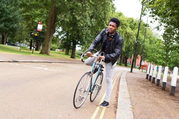 Un homme yoiung avec son vélo — Photo