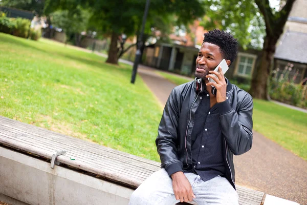 Jeune homme bavarder au téléphone — Photo