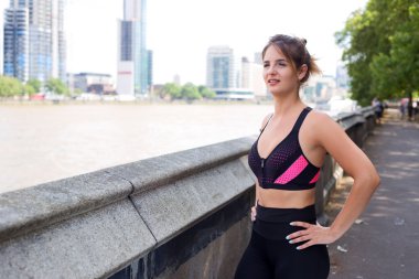 egzersiz dışarı genç kadın