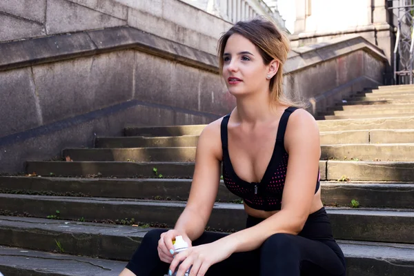 Mujer joven haciendo ejercicio — Foto de Stock