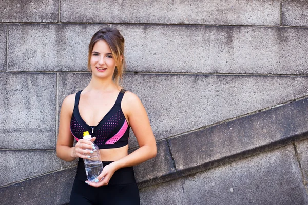 Mujer joven haciendo ejercicio — Foto de Stock