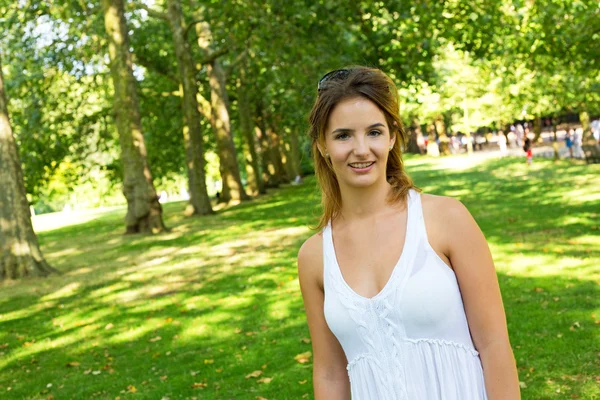 Portret van een meisje in het park — Stockfoto