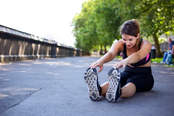 Mujer joven haciendo ejercicio — Foto de Stock